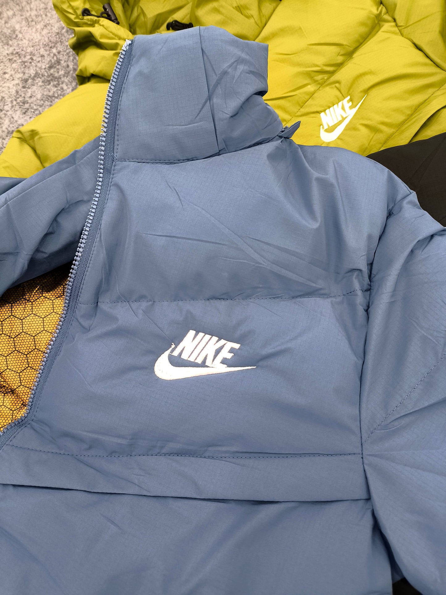 CAMPERA NIKE NEGRA + CAMPERA NIKE DE COLOR DE REGALO